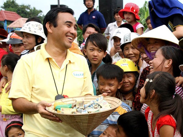 Chuyện anh MC chuyên 'gian lận' vì người nghèo bị chỉ trích chảnh choẹ, tham tiền: 'Còn lâu Quyền Linh mới là một nghệ sĩ hoàn hảo'