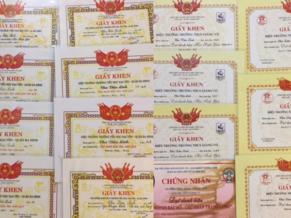 Lại đến mùa khoe giấy khen lên Facebook: Cuộc đua thể diện của bố mẹ?