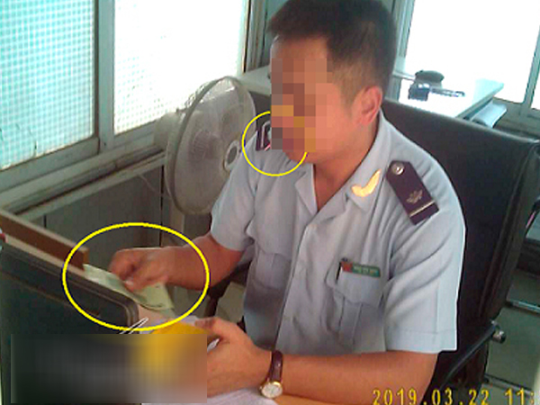 Muốn qua cửa khẩu La Lay khó thoát 'luật ngầm' tức anh ách này?