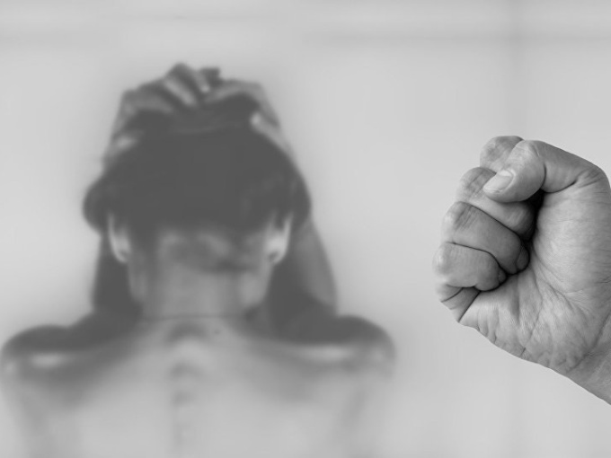 Nghị sĩ Mỹ đấm vợ toé máu vì cởi quần áo chậm