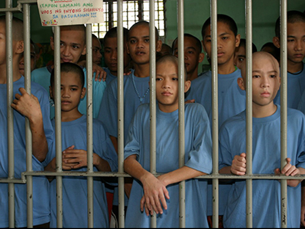 Những đứa trẻ sống mòn trong các nhà tù Philippines
