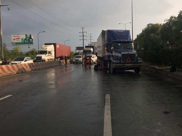 TP.HCM: Đang đi bộ, người đàn ông ngoại quốc bất ngờ lao vào container dẫn đến tử vong