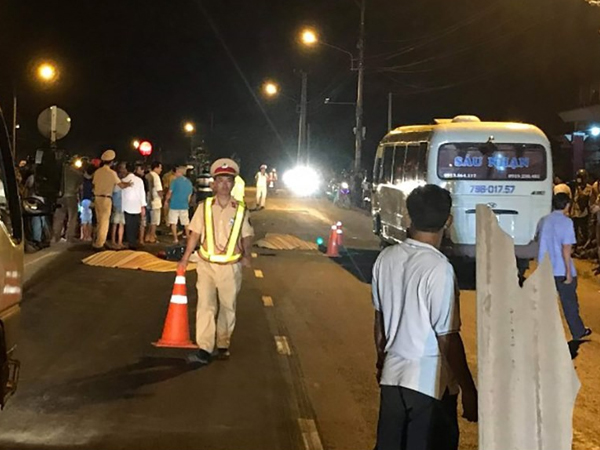 Va chạm với xe tải, 2 vợ chồng chạy xe máy tử vong thương tâm