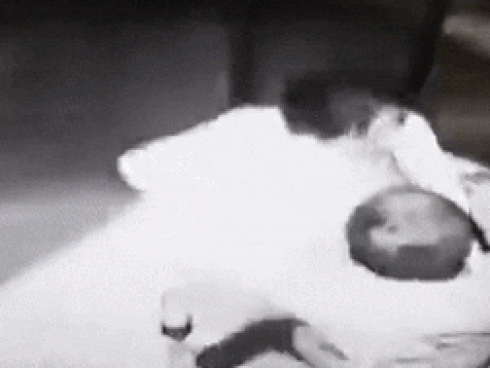 Video: Cô gái trẻ bị kẻ biến thái cưỡng hôn KINH HOÀNG trong thang máy