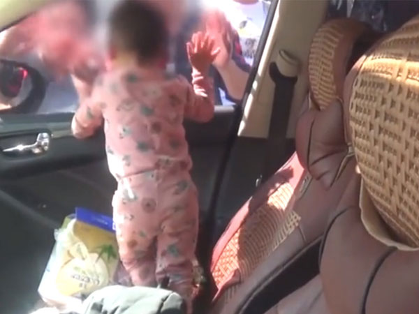 Video: Lính cứu hỏa phá cửa kính ôtô cứu đứa trẻ giữa trời nắng