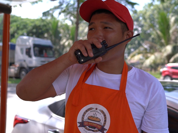 Video: Tiệm bánh mì gọi món qua bộ đàm, chuyển bánh bằng băng chuyền