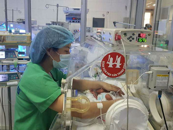 Bác sĩ kể phút sinh tử của người mẹ ung thư giai đoạn cuối gắng gượng để con chào đời