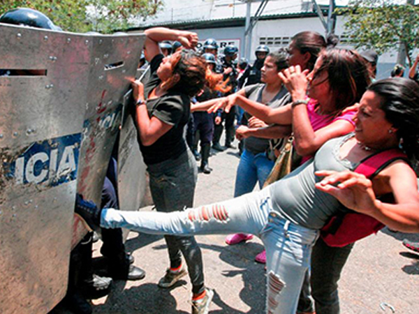 Bạo loạn trong đồn cảnh sát Venezuela, 29 người chết