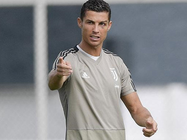 Video: Ronaldo solo ghi bàn từ giữa sân trong buổi tập của Juventus