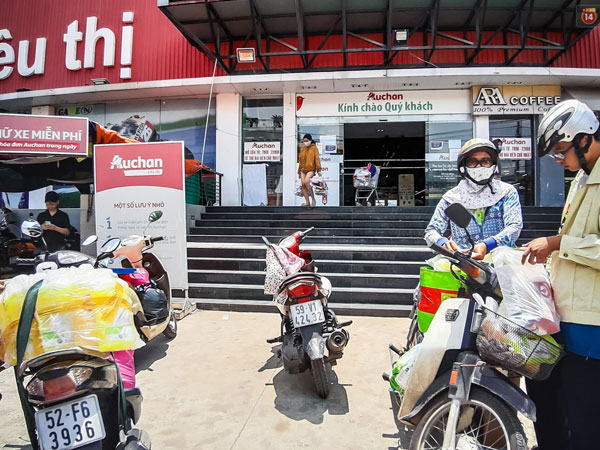 Auchan sale 50% vẫn bị khách hàng tố bán đắt hơn cả giá chưa giảm, sự thật có phải như vậy?