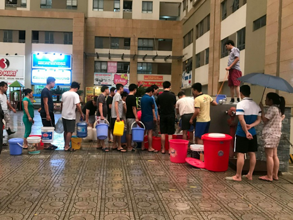 Hà Nội: Gần 10.000 cư dân bức xúc khi phải chờ đợi xách từng xô nước trong 3 ngày liên tiếp