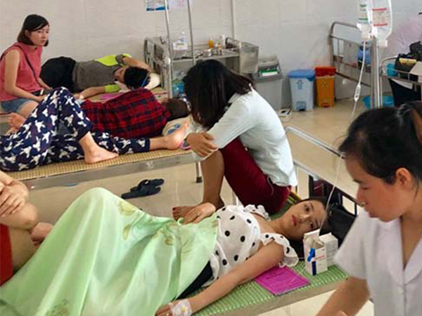 Hơn 50 du khách đi cấp cứu sau bữa ăn hải sản
