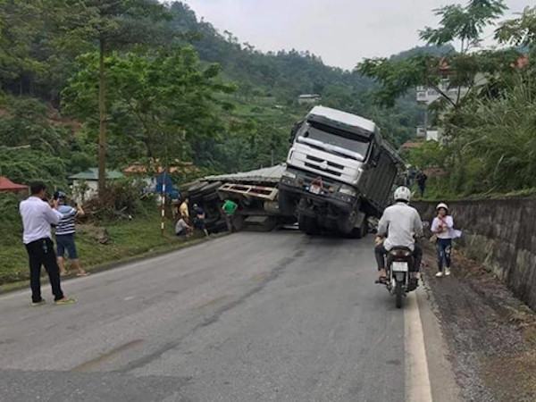Lật nghiêng trên đèo, xe đầu kéo chắn ngang Quốc lộ 3
