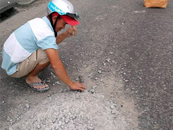 Người thợ đục khối bê tông trên quốc lộ 1A vì lo tai nạn