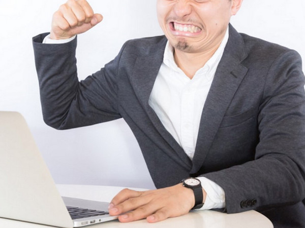 Bị vợ 'dìm hàng' trên mạng suốt 6 tháng mà không hay biết