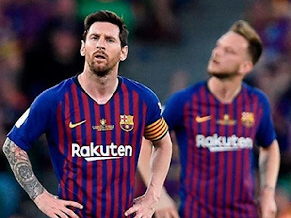 Cầu thủ Barca 'đấu tố' nhau ngay trên xe buýt