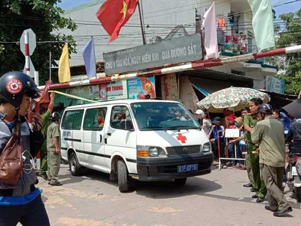 (Ảnh) Công an chia nhiều hướng bảo vệ hiện trường nghi án chồng giết vợ mang thai và con nhỏ