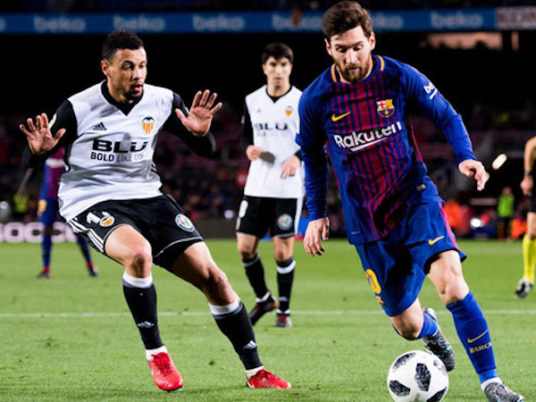 Fan Arsenal hả hê khi thấy Messi bị 'xâu kim'