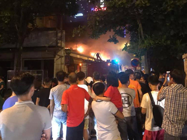 Hà Nội: Quán bia Hải Xồm bốc cháy dữ dội