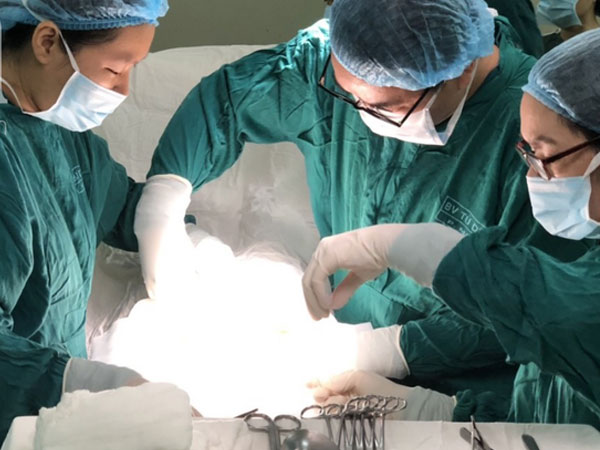 Mang bệnh đe dọa tính mạng 2 đứa con trong bụng, mẹ lặng người nằm nghe 20 bác sĩ mổ cứu con ở tuần thai thứ 34