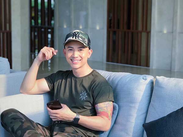 Ngoài Quốc Trường còn một trai đểu 'Về nhà đi con' đã làm bố, không chỉ hát hay mà cực điển trai, body chuẩn