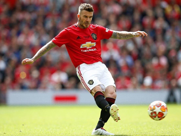 Nhìn Beckham tạt bóng, CĐV MU ngao ngán khi nghĩ về hiện tại