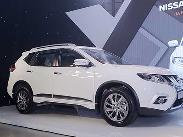 Nissan X-Trail giảm giá mạnh xả hàng tồn tại đại lý