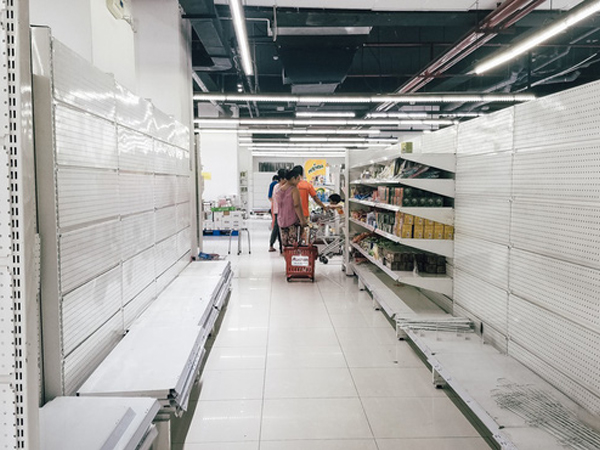 Siêu thị Auchan những ngày cuối cùng ở Việt Nam: Hàng hoá được gom lại một chỗ, không còn cảnh chen lấn