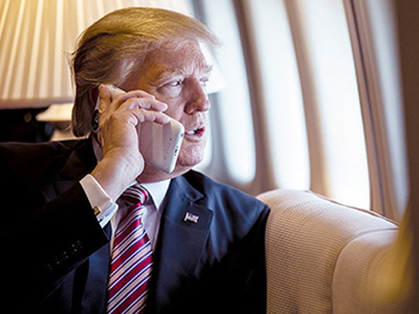 Trợ lý nói tháp tùng Trump trên Không lực Một 'như bị giam'