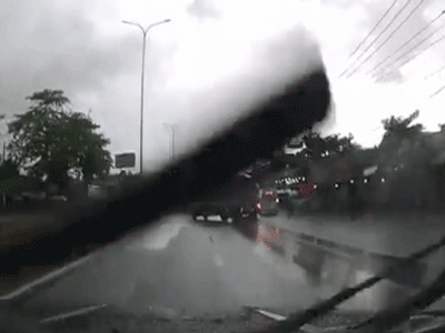 Video: Xe tải 'làm xiếc' trên quốc lộ và pha chốt hạ khiến người xem thốt lên 'may quá'
