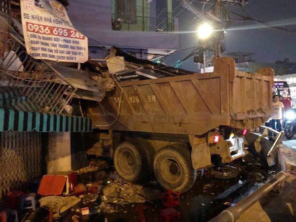 Xe ben lao sập nhà dân trong đêm ở Sài Gòn