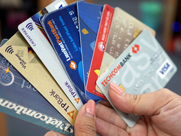 4.000 tỷ chuyển thẻ từ sang thẻ chip: Khách hàng hay ngân hàng gánh chi phí?