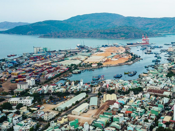 Cận cảnh cảng Quy Nhơn bị bán cổ phần với giá 'rẻ như cho'