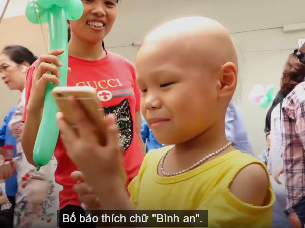 Clip: Hàng nghìn bệnh nhi đón tết thiếu nhi sớm trong viện