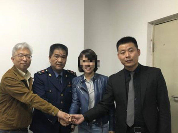 Cô gái gây náo loạn đại lý ôtô vì bị lừa mua Mercedes lỗi động cơ