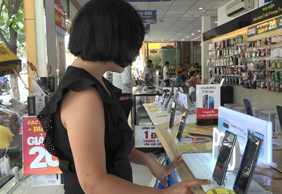 Người dùng bán 'cắt lỗ' điện thoại Huawei, nhà phân phối khuyến mại 'khủng'