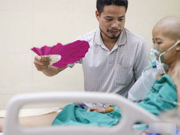 Người mẹ ung thư đã mê man, chỉ mong được gặp con một lần