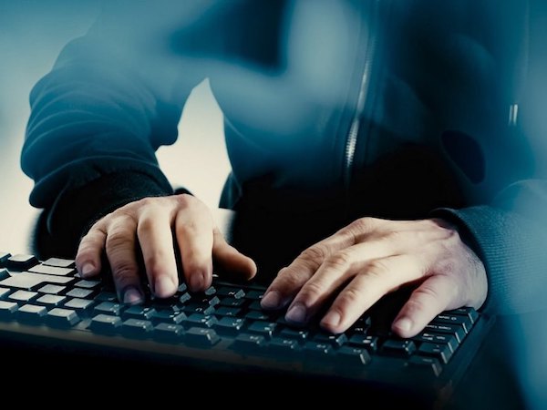 Thiếu niên 13 tuổi hack máy chủ Apple được tòa tha bổng