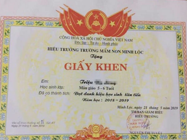 Trẻ mầm non được trao giấy khen học sinh tiên tiến, xuất sắc
