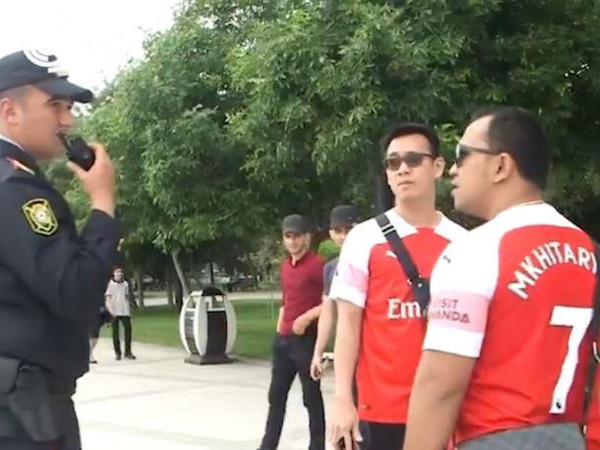 CĐV Arsenal bị cảnh sát chặn lại vì mặc áo in tên Mkhitaryan