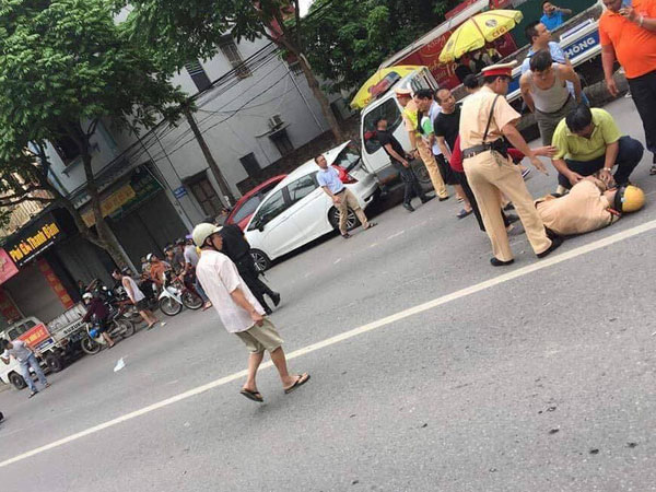 Hà Nội: Nam thanh niên xăm trổ lái xe máy 'thông chốt', tông gục trung uý CSGT