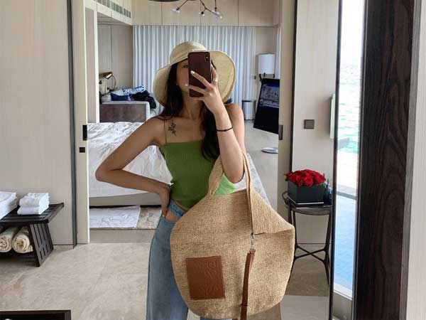 Mùa hè mà thiếu túi cói thì style của bạn cũng giảm đi vài phần thú vị