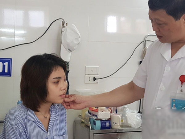 Bác sĩ kể lại hành trình hồi sinh gương mặt xinh đẹp cho cô gái bị thiếu úy tạt axit