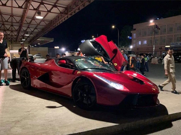 Bộ đôi siêu xe triệu USD của Ferrari cập bến Campuchia