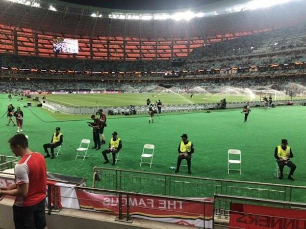 CĐV phẫn nộ vì khán đài quá xa mặt sân trận CK Europa League