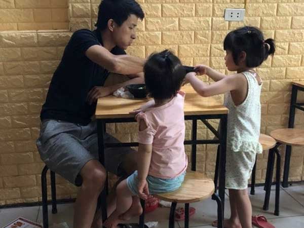 Gia đình nhỏ cùng nhau đi ăn chè nhưng chẳng thấy hình bóng người mẹ, biết được lý do ai cũng xúc động