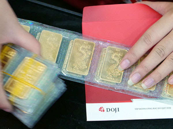 Giá vàng miếng đi xuống, USD tăng