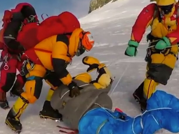 Hình ảnh 'rợn tóc gáy' trong vụ tắc đường trên Everest: Dân bản địa kéo lê xác người đang đông cứng