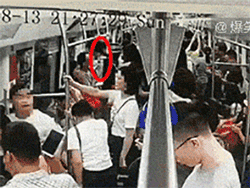 Người đàn ông bất ngờ bỏ chạy khiến hành khách trong và ngoài tàu điện ngầm hỗn loạn lao theo, khi biết được nguyên nhân ai cũng ngã ngửa