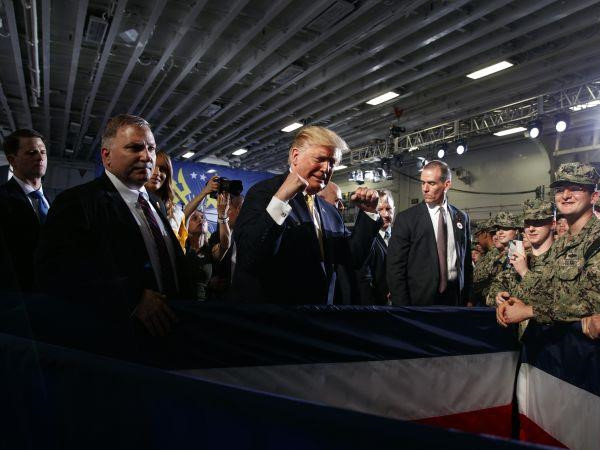 Nhà Trắng yêu cầu tàu chiến John McCain 'khuất mắt' TT Trump